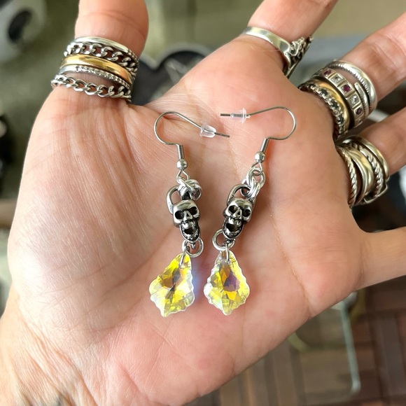 Stainless steel skull dangly earrings with iridescent yellow blue drop crystal - Picture 4 of 8